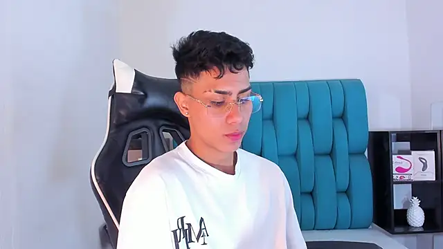 Snapshot of AlanNaughty chatting on February 9, 2025, 4:36 am AlanNaughty online show from February 9, 2025, 4:36 am