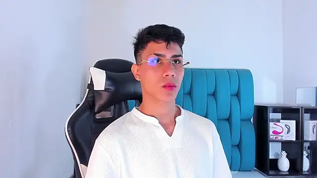 Snapshot of AlanNaughty chatting on February 12, 2025, 4:01 am AlanNaughty online show from February 12, 2025, 4:01 am