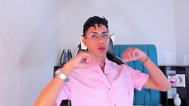 Snapshot of AlanNaughty chatting on February 14, 2025, 10:04 pm AlanNaughty online show from February 14, 2025, 10:04 pm