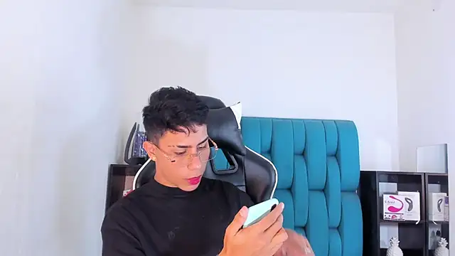 Snapshot of AlanNaughty chatting on February 19, 2025, 10:09 pm AlanNaughty online show from February 19, 2025, 10:09 pm