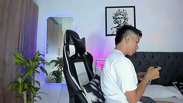 Snapshot of AlanNaughty chatting on November 30, 2025, 11:20 pm AlanNaughty online show from November 30, 2025, 11:20 pm