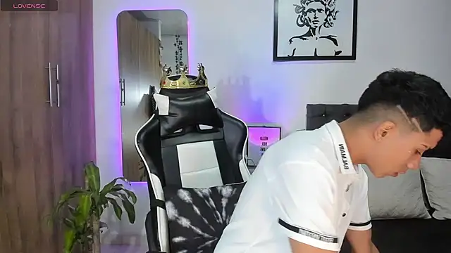 Snapshot of AlanNaughty chatting on February 6, 2026, 11:19 pm AlanNaughty online show from February 6, 2026, 11:19 pm