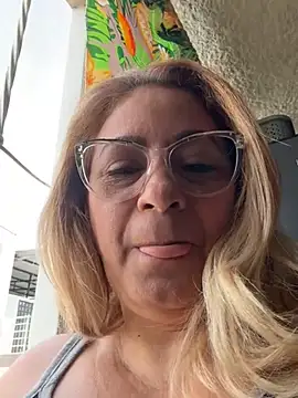 Snapshot of x_elena_x chatting on December 4, 2024, 12:14 pm x elena x online show from December 4, 2024, 12:14 pm