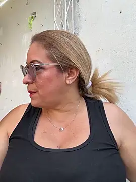 Snapshot of x_elena_x chatting on December 11, 2024, 8:39 pm x elena x online show from December 11, 2024, 8:39 pm