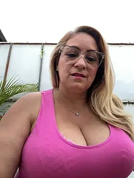 Snapshot of x_elena_x chatting on December 14, 2024, 10:39 pm x elena x online show from December 14, 2024, 10:39 pm