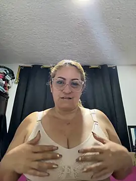 Snapshot of x_elena_x chatting on December 20, 2024, 11:26 pm x elena x online show from December 20, 2024, 11:26 pm