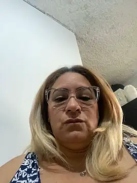 Snapshot of x_elena_x chatting on December 24, 2024, 11:38 am x elena x online show from December 24, 2024, 11:38 am