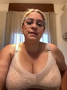 Snapshot of x_elena_x chatting on January 27, 2025, 11:32 am x elena x online show from January 27, 2025, 11:32 am