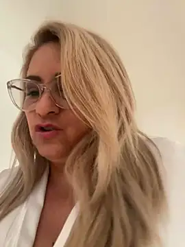 Snapshot of x_elena_x chatting on January 29, 2025, 1:17 pm x elena x online show from January 29, 2025, 1:17 pm