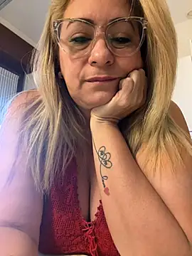 Snapshot of x_elena_x chatting on February 1, 2025, 8:29 am x elena x online show from February 1, 2025, 8:29 am