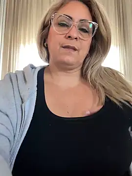 Snapshot of x_elena_x chatting on February 5, 2025, 11:44 am x elena x online show from February 5, 2025, 11:44 am