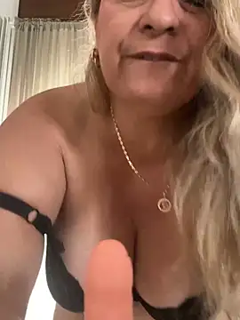 Snapshot of x_elena_x chatting on February 7, 2025, 12:28 pm x elena x online show from February 7, 2025, 12:28 pm