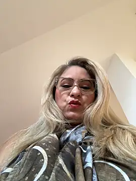 Snapshot of x_elena_x chatting on February 15, 2025, 8:11 am x elena x online show from February 15, 2025, 8:11 am