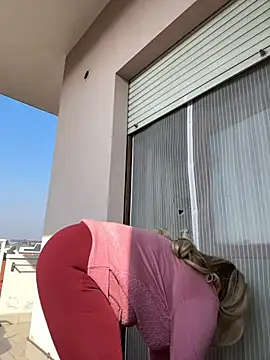 Snapshot of x_elena_x chatting on February 20, 2025, 12:25 pm x elena x online show from February 20, 2025, 12:25 pm