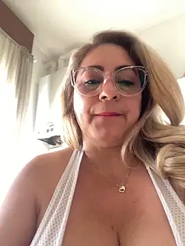 Snapshot of x_elena_x chatting on February 22, 2025, 8:18 am x elena x online show from February 22, 2025, 8:18 am