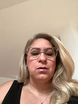 Snapshot of x_elena_x chatting on February 24, 2025, 9:00 am x elena x online show from February 24, 2025, 9:00 am