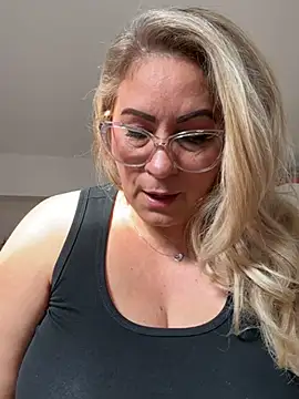 Snapshot of x_elena_x chatting on February 24, 2025, 12:05 pm x elena x online show from February 24, 2025, 12:05 pm