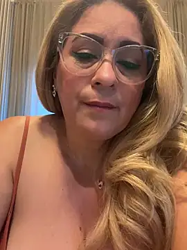 Snapshot of x_elena_x chatting on February 25, 2025, 1:39 pm x elena x online show from February 25, 2025, 1:39 pm