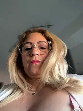 Snapshot of x_elena_x chatting on February 27, 2025, 9:43 am x elena x online show from February 27, 2025, 9:43 am