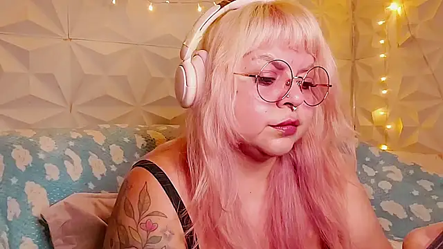 Snapshot of Satyn_doll chatting on June 12, 2026, 11:25 pm Satyn doll online show from June 12, 2026, 11:25 pm