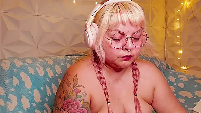 Snapshot of Satyn_doll chatting on June 16, 2026, 12:24 am Satyn doll online show from June 16, 2026, 12:24 am