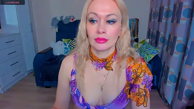 Snapshot of EllenMoore chatting on December 15, 2024, 5:34 am EllenMoore online show from December 15, 2024, 5:34 am