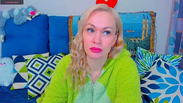 Snapshot of EllenMoore chatting on December 21, 2024, 2:41 am EllenMoore online show from December 21, 2024, 2:41 am