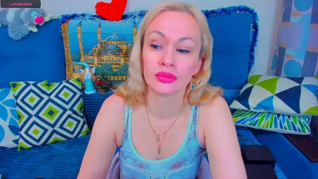 Snapshot of EllenMoore chatting on December 24, 2024, 5:49 am EllenMoore online show from December 24, 2024, 5:49 am