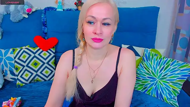 Snapshot of EllenMoore chatting on January 9, 2025, 2:33 am EllenMoore online show from January 9, 2025, 2:33 am