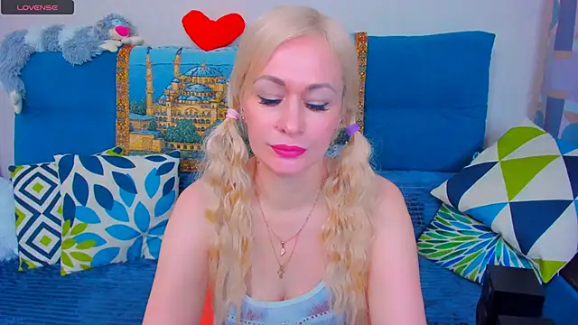 Snapshot of EllenMoore chatting on January 18, 2025, 2:36 am EllenMoore online show from January 18, 2025, 2:36 am