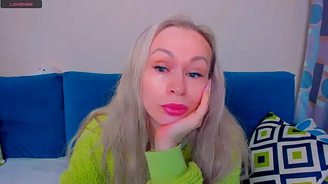 Snapshot of EllenMoore chatting on October 1, 2025, 3:01 am EllenMoore online show from October 1, 2025, 3:01 am