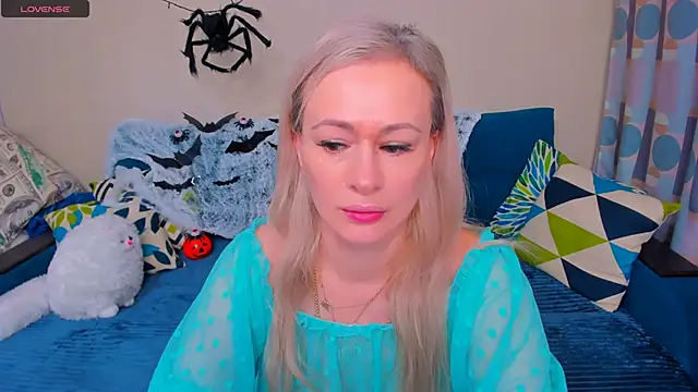 Snapshot of EllenMoore chatting on October 31, 2025, 3:51 am EllenMoore online show from October 31, 2025, 3:51 am