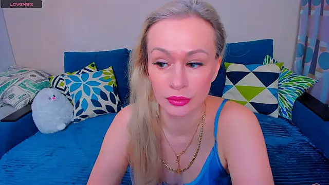 Snapshot of EllenMoore chatting on November 11, 2025, 3:06 am EllenMoore online show from November 11, 2025, 3:06 am