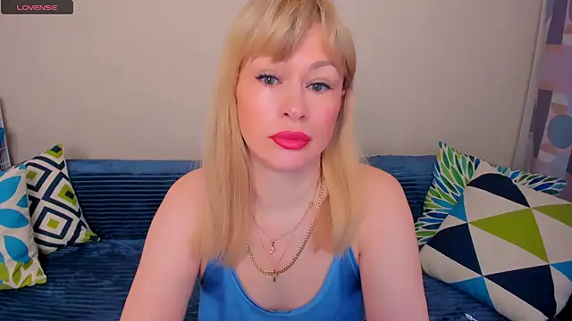 Snapshot of EllenMoore chatting on May 8, 2026, 3:12 am EllenMoore online show from May 8, 2026, 3:12 am