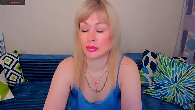 Snapshot of EllenMoore chatting on May 9, 2026, 3:12 am EllenMoore online show from May 9, 2026, 3:12 am