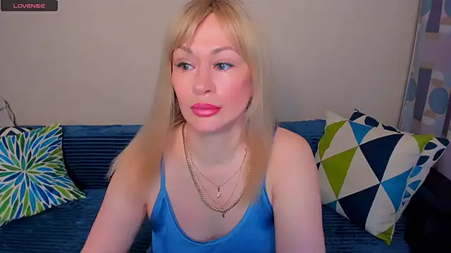 Snapshot of EllenMoore chatting on May 24, 2026, 3:11 am EllenMoore online show from May 24, 2026, 3:11 am