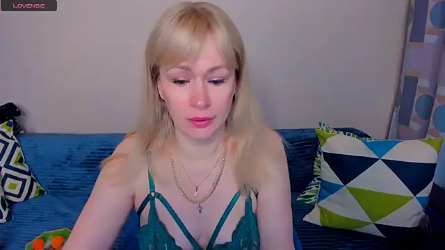 Snapshot of EllenMoore chatting on June 10, 2026, 3:50 am EllenMoore online show from June 10, 2026, 3:50 am