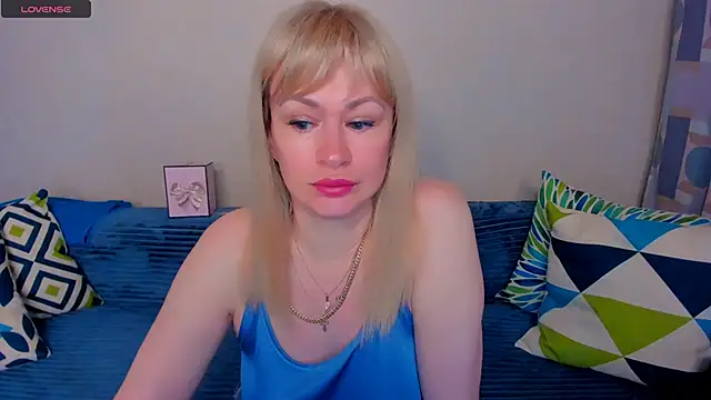 Snapshot of EllenMoore chatting on June 12, 2026, 3:05 am EllenMoore online show from June 12, 2026, 3:05 am