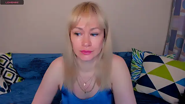 Snapshot of EllenMoore chatting on June 17, 2026, 3:09 am EllenMoore online show from June 17, 2026, 3:09 am