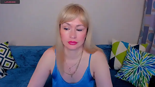 Snapshot of EllenMoore chatting on June 22, 2026, 3:19 am EllenMoore online show from June 22, 2026, 3:19 am