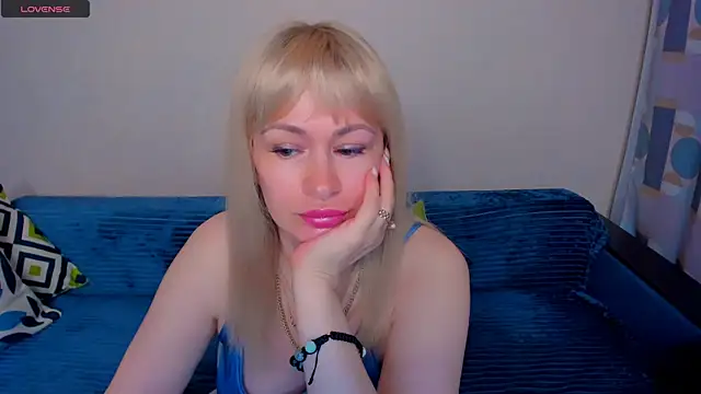 Snapshot of EllenMoore chatting on July 5, 2026, 4:30 am EllenMoore online show from July 5, 2026, 4:30 am