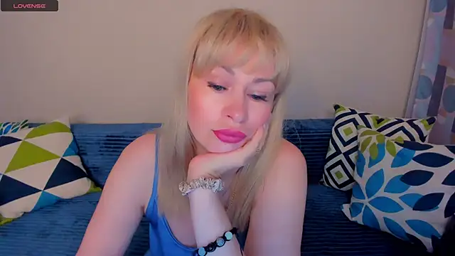 Snapshot of EllenMoore chatting on July 25, 2026, 3:04 am EllenMoore online show from July 25, 2026, 3:04 am