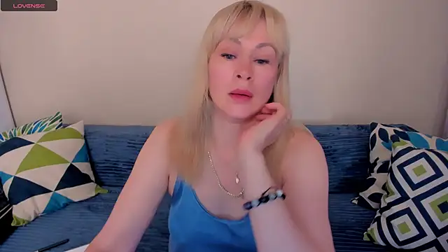 Snapshot of EllenMoore chatting on August 4, 2026, 3:10 am EllenMoore online show from August 4, 2026, 3:10 am