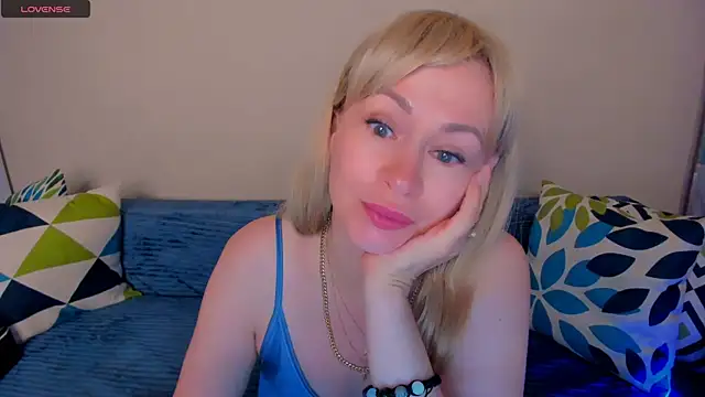 Snapshot of EllenMoore chatting on August 6, 2026, 3:08 am EllenMoore online show from August 6, 2026, 3:08 am