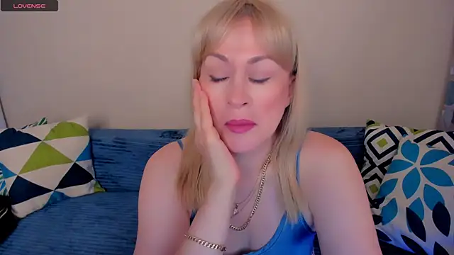 Snapshot of EllenMoore chatting on August 8, 2026, 3:08 am EllenMoore online show from August 8, 2026, 3:08 am
