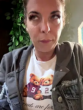 Almmaxxxx online show from September 17, 2025, 5:25 pm