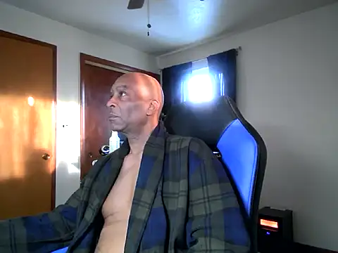 longdick4you8686 online show from March 10, 2025, 12:37 pm