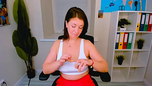 Snapshot of AnaMills chatting on October 14, 2025, 10:05 am AnaMills online show from October 14, 2025, 10:05 am