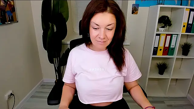 Snapshot of AnaMills chatting on November 3, 2025, 10:16 am AnaMills online show from November 3, 2025, 10:16 am