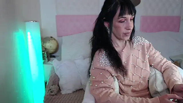 Snapshot of -carla- chatting on November 23, 2025, 8:14 am -carla- online show from November 23, 2025, 8:14 am